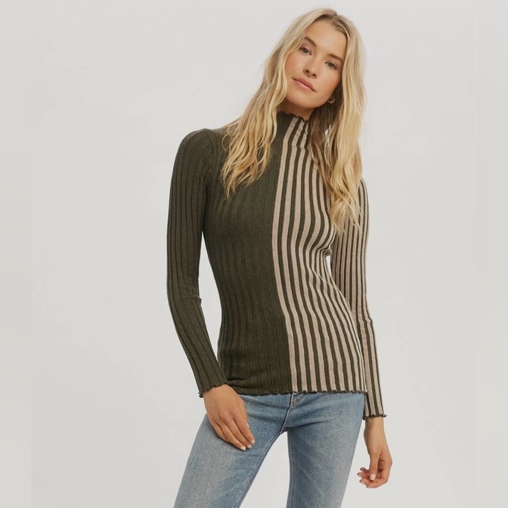 Contrast turtle neck sweater